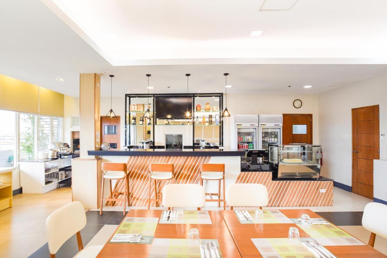 Hotel Merlo Makati City Bagian luar foto
