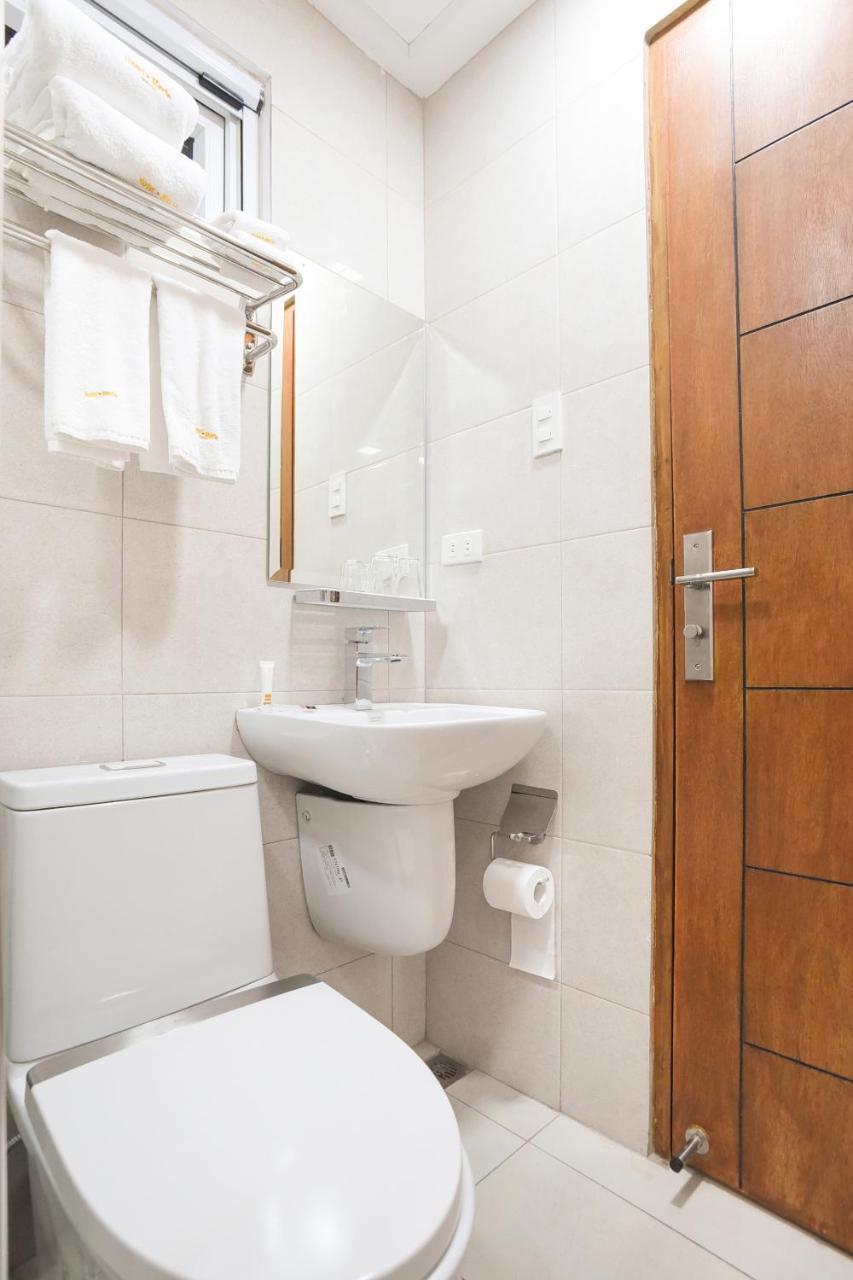 Hotel Merlo Makati City Bagian luar foto