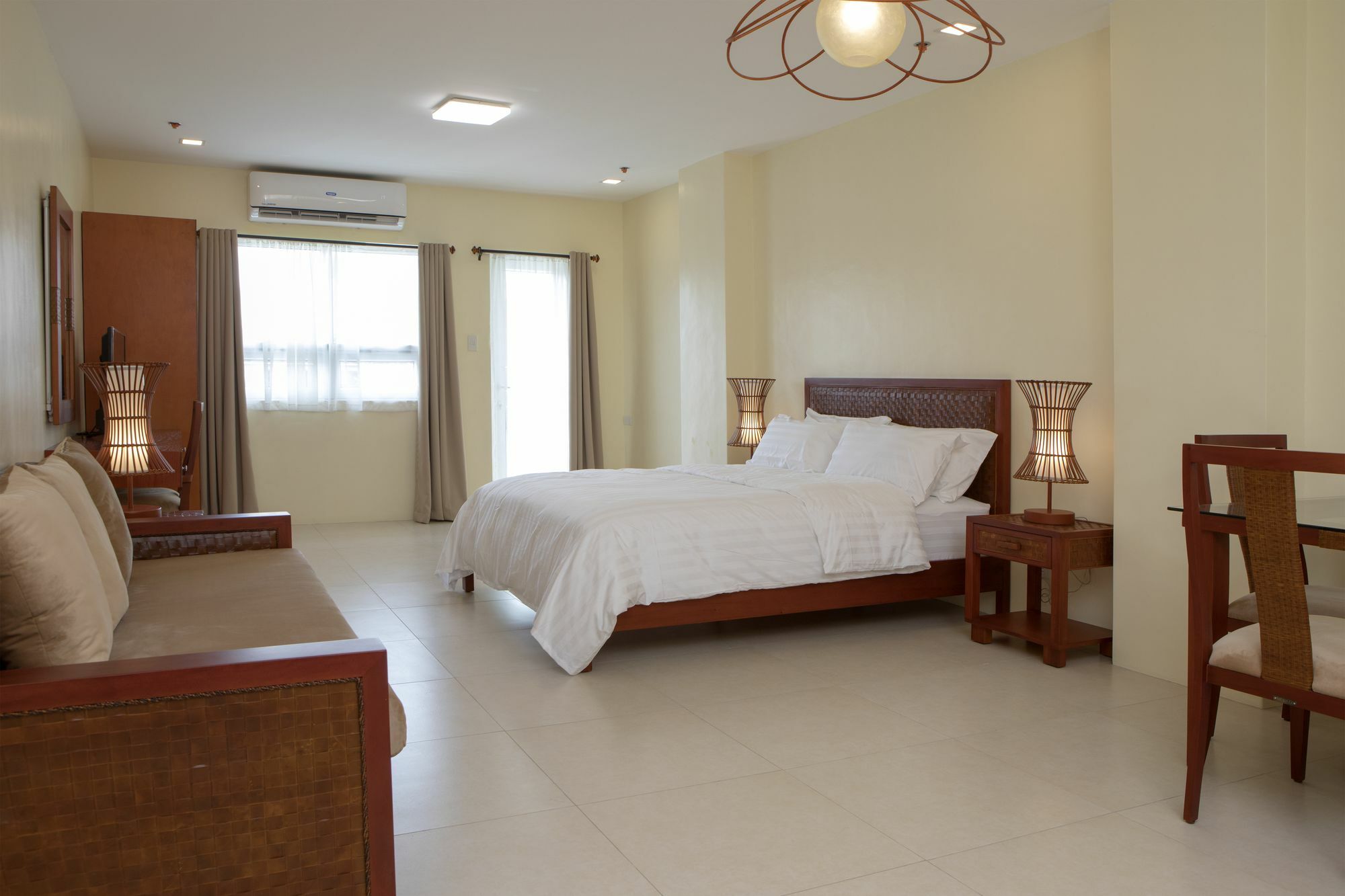 Hotel Merlo Makati City Bagian luar foto