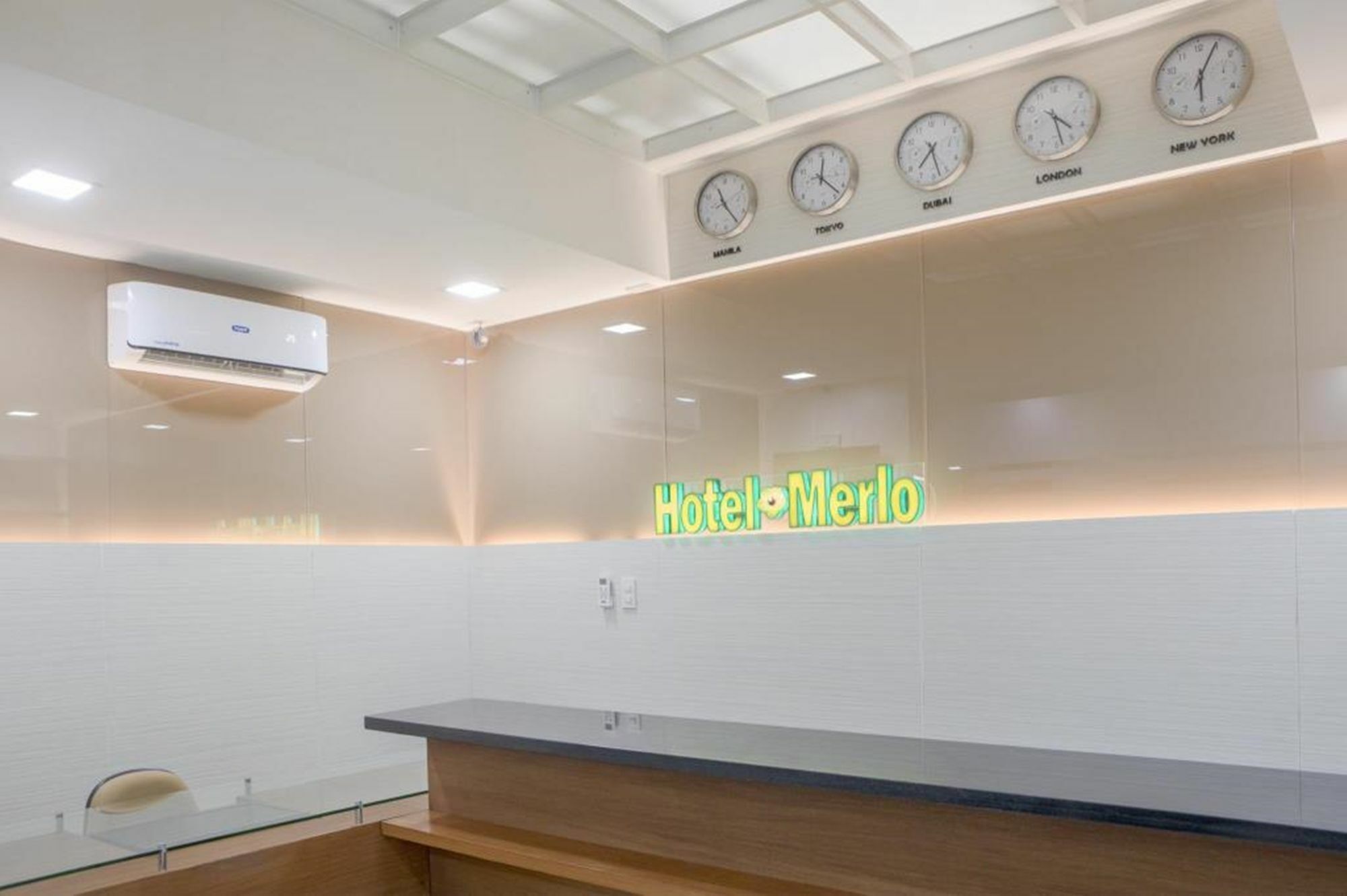 Hotel Merlo Makati City Bagian luar foto