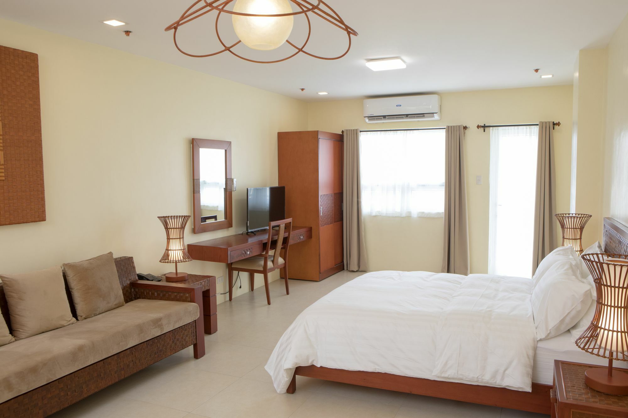Hotel Merlo Makati City Bagian luar foto