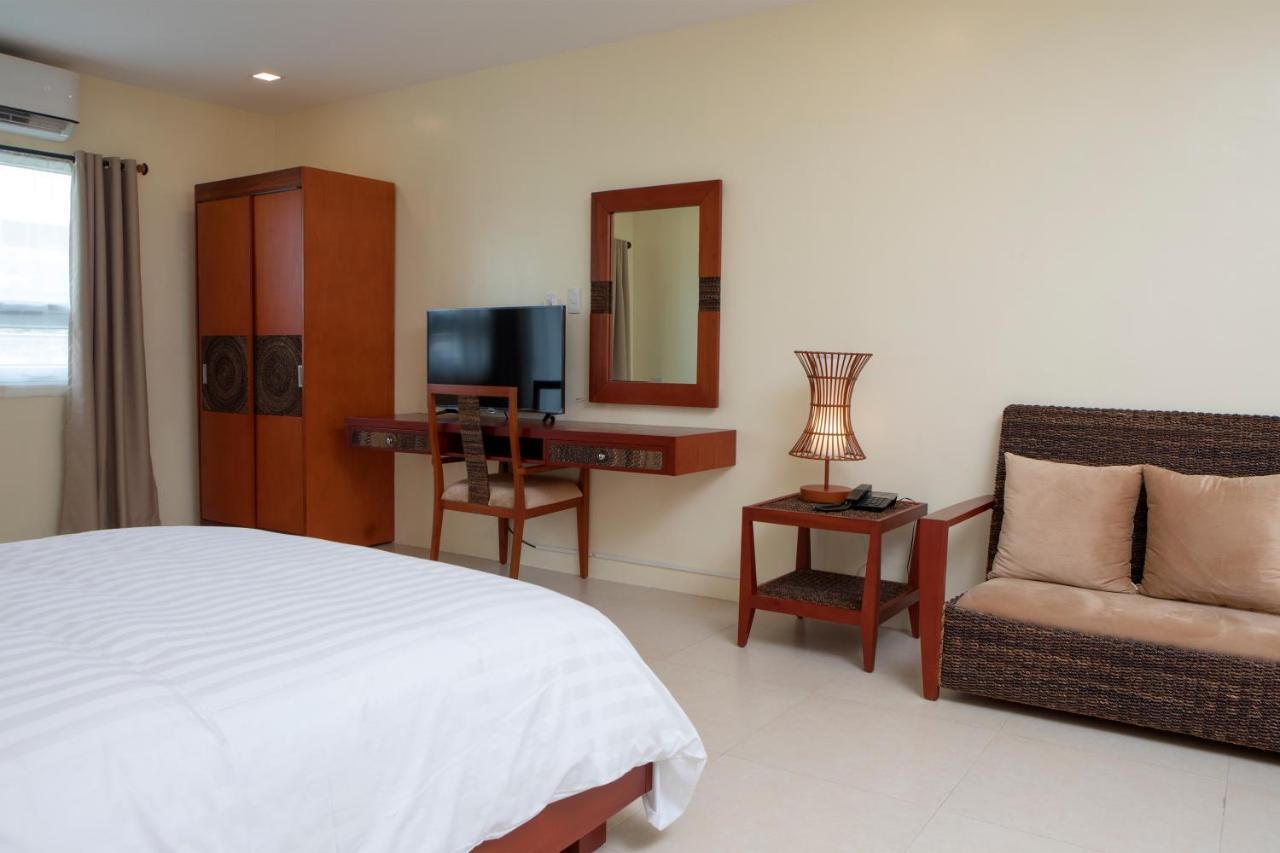 Hotel Merlo Makati City Bagian luar foto