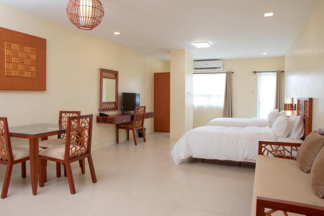 Hotel Merlo Makati City Bagian luar foto