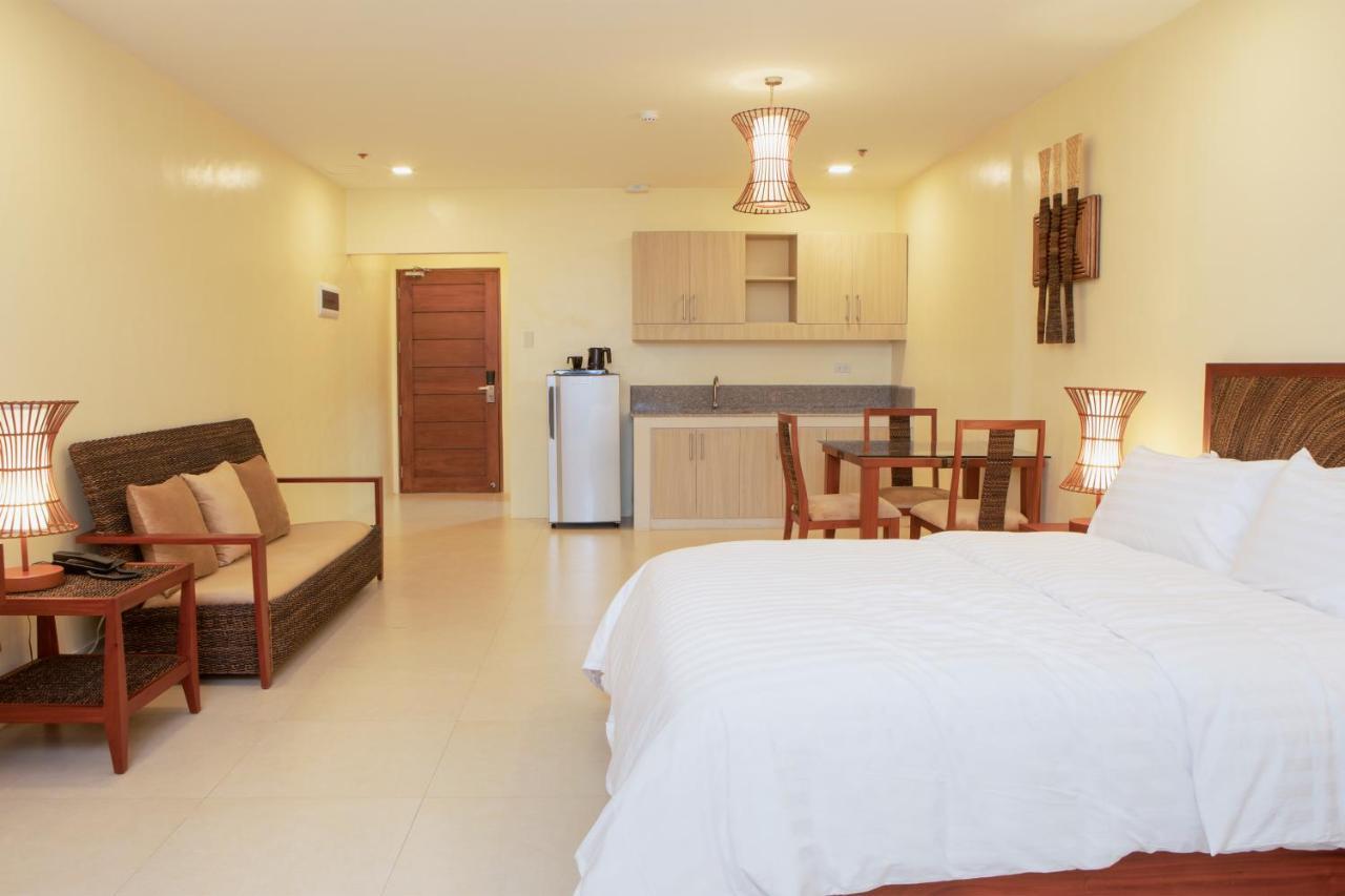 Hotel Merlo Makati City Bagian luar foto