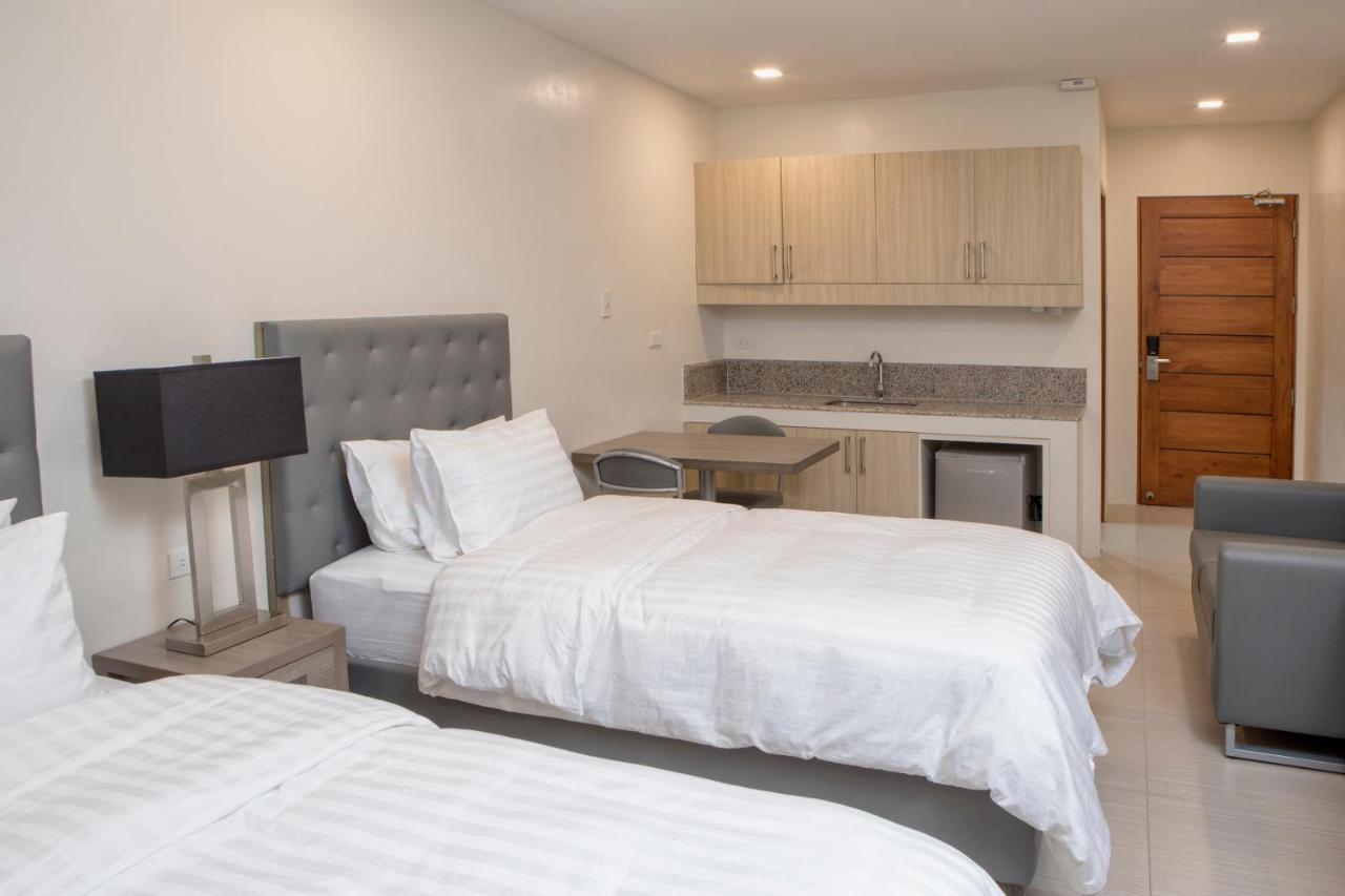 Hotel Merlo Makati City Bagian luar foto