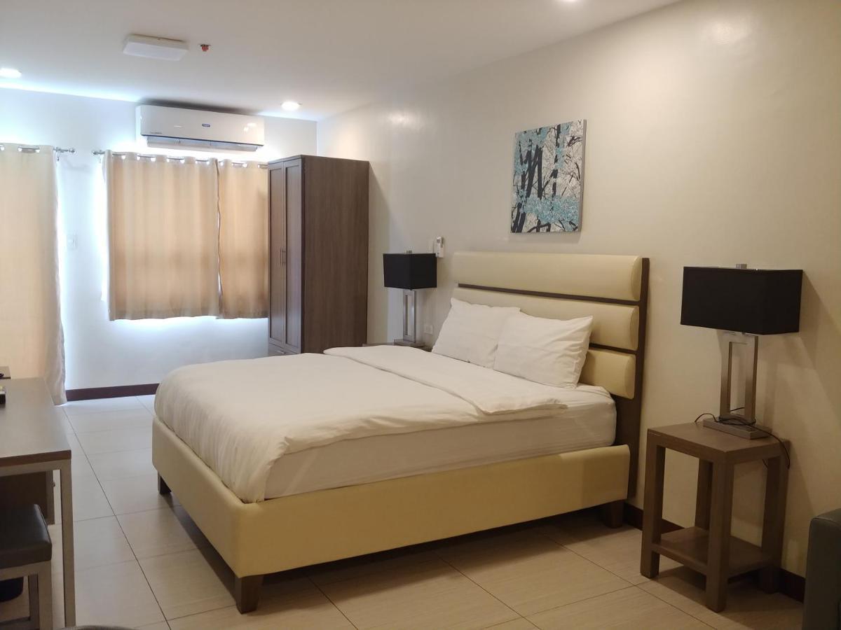 Hotel Merlo Makati City Bagian luar foto