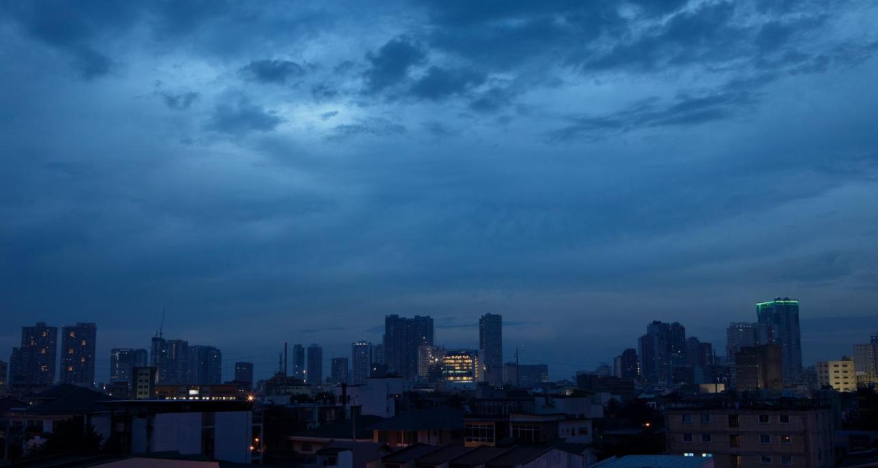 Hotel Merlo Makati City Bagian luar foto