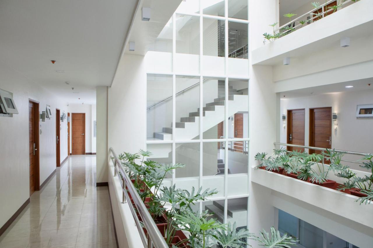 Hotel Merlo Makati City Bagian luar foto
