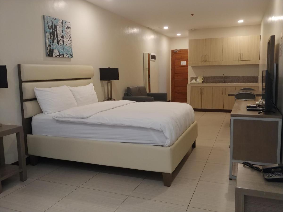 Hotel Merlo Makati City Bagian luar foto